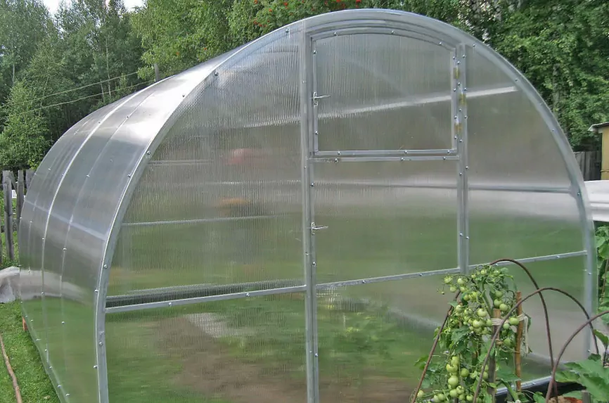 поликарбонат на каркасе теплицы