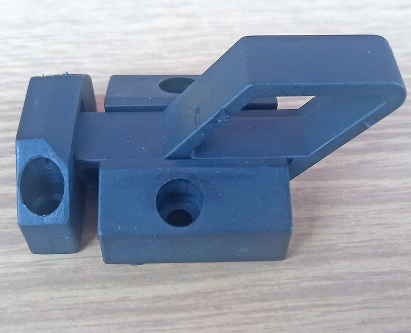 Защёлка-замок пластиковая самозахлопывающая фото 3